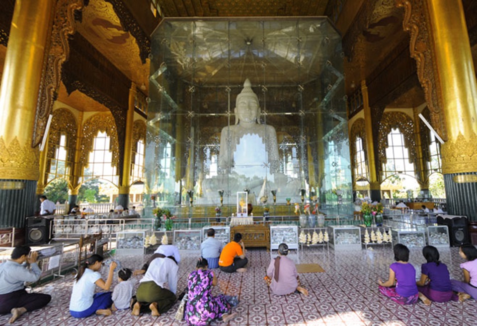 เที่ยววันหยุด, วัดพระหินอ่อน