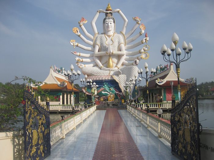 Wat Plai Laem temple