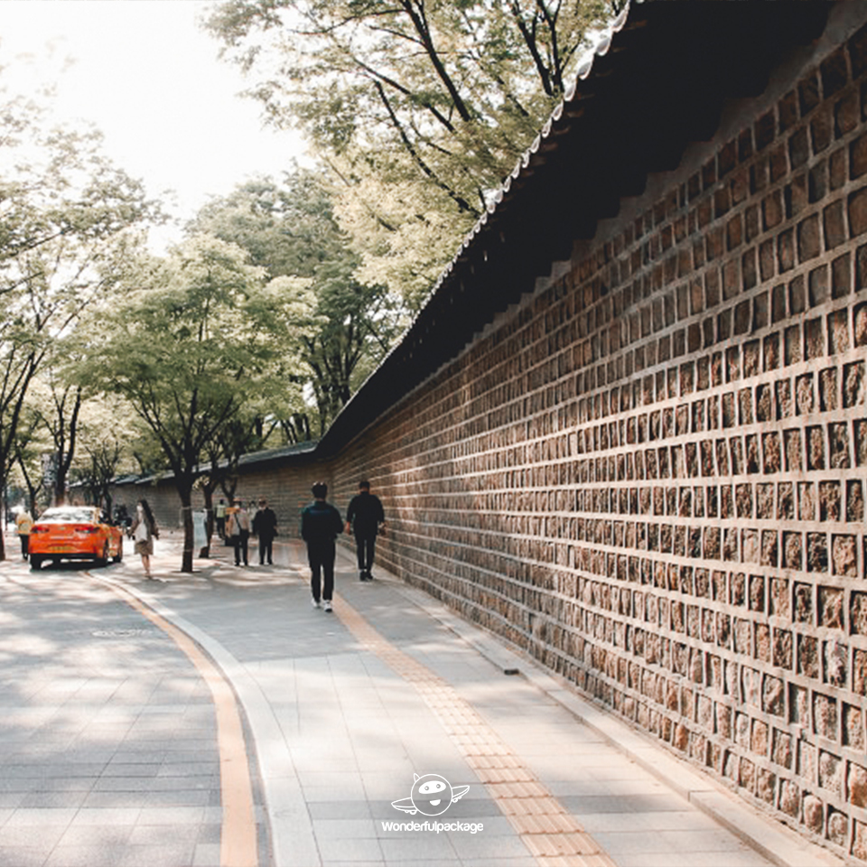 ถนนสายโรแมนติกถ็อกซูกุง (Deoksugung Stone-wall Road)