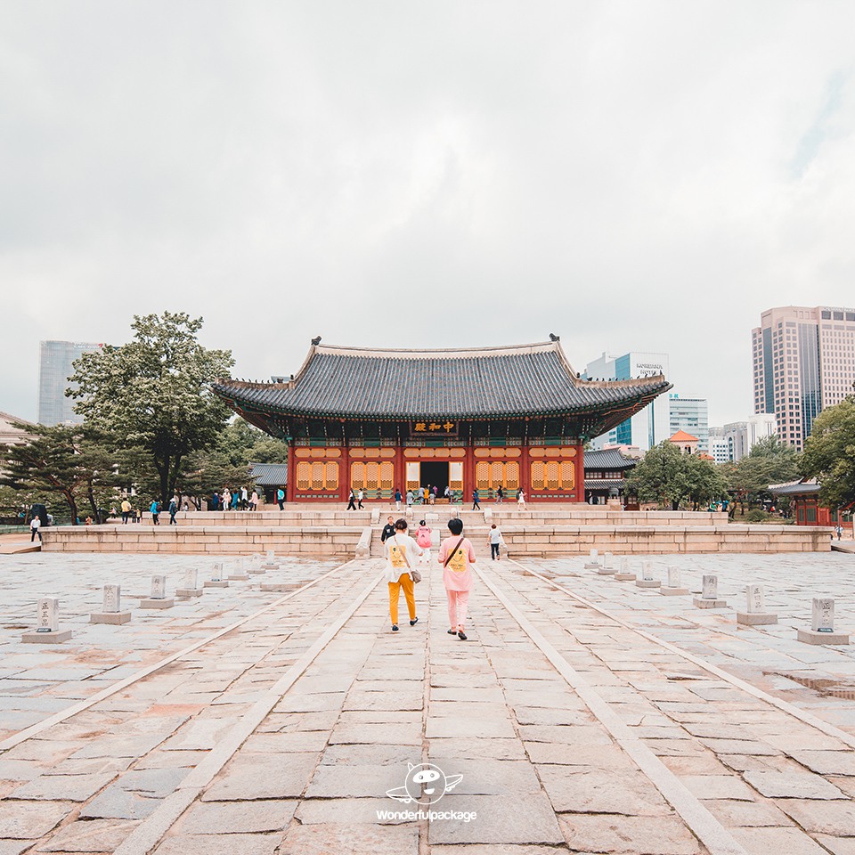 ถนนสายโรแมนติกถ็อกซูกุง (Deoksugung Stone-wall Road)