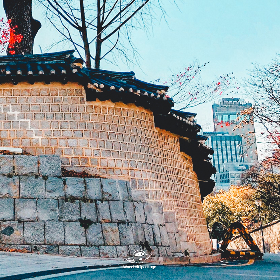 ถนนสายโรแมนติกถ็อกซูกุง (Deoksugung Stone-wall Road)