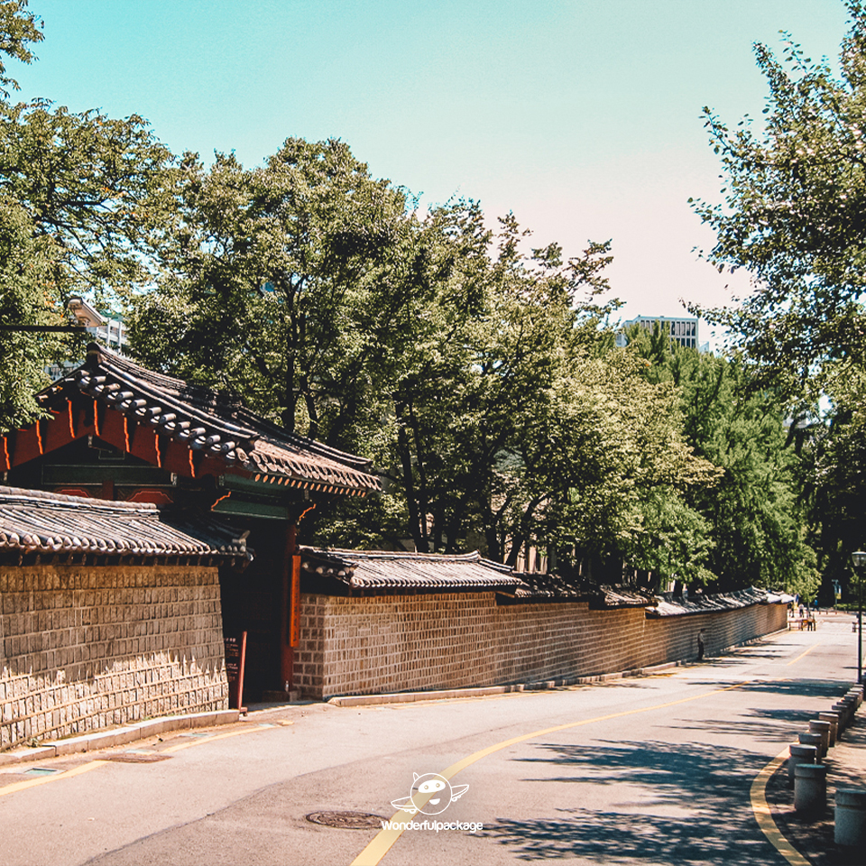 ถนนสายโรแมนติกถ็อกซูกุง (Deoksugung Stone-wall Road)