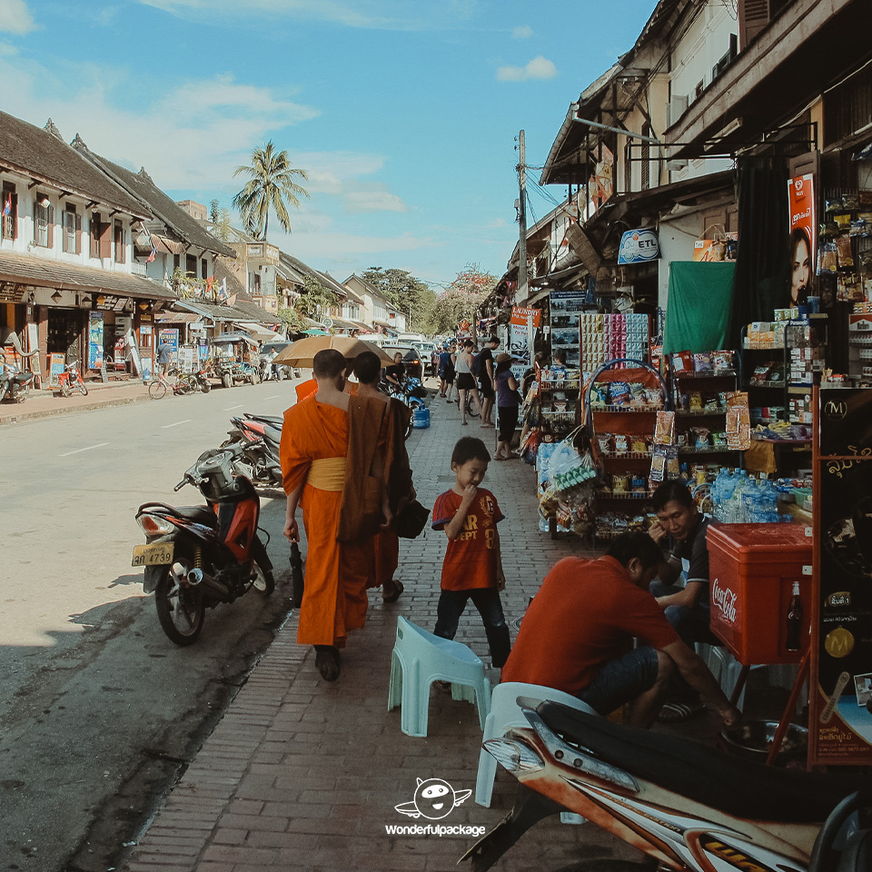 เช้าๆ ณ หลวงพระบาง ตักบาตรข้าวเหนียว เดินเที่ยวตลาดเช้า