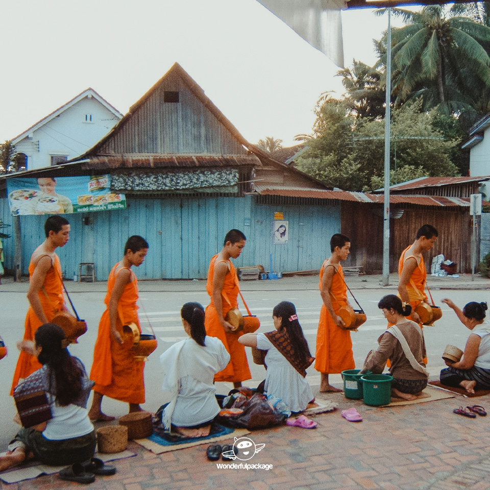 เช้าๆ ณ หลวงพระบาง ตักบาตรข้าวเหนียว เดินเที่ยวตลาดเช้า