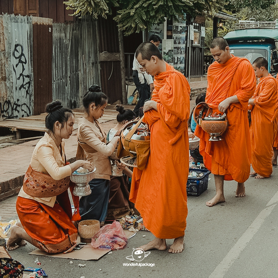 เช้าๆ ณ หลวงพระบาง ตักบาตรข้าวเหนียว เดินเที่ยวตลาดเช้า