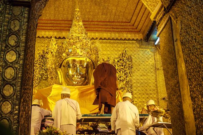 พิธีล้างพระพักตร์พระมหามัยมุนี สิ่งศักดิ์สิทธิ์สูงสุดของเมียนมาร์