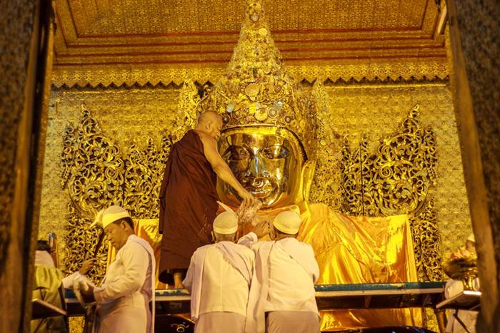 พิธีล้างพระพักตร์พระมหามัยมุนี สิ่งศักดิ์สิทธิ์สูงสุดของเมียนมาร์