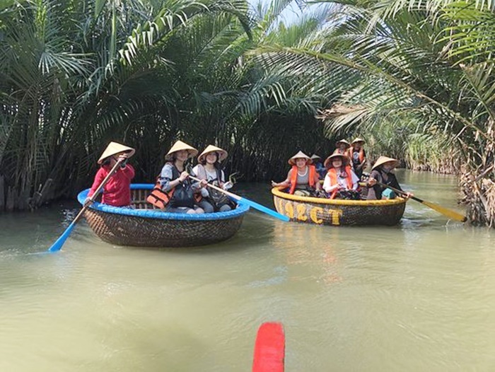 ล่องเรือตะกร้า (Bamboo basket boat)