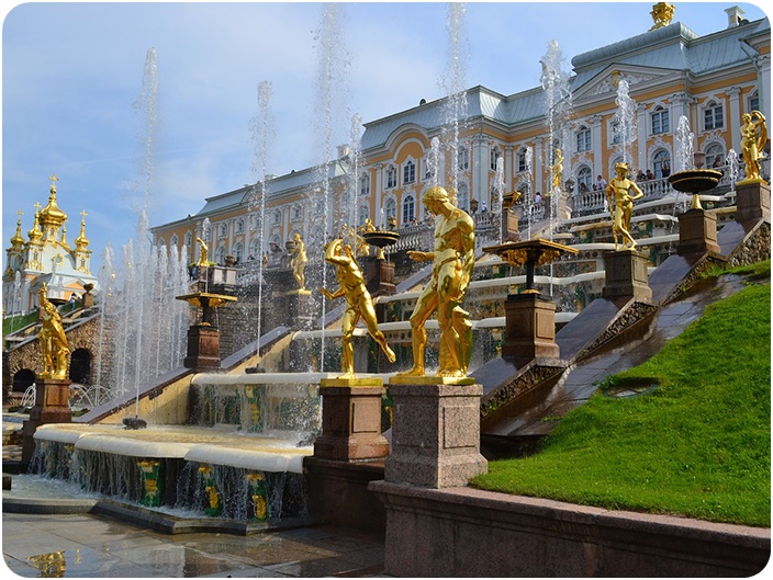 พระราชวังปีเตอร์ฮอฟ (Peterhof Palace)