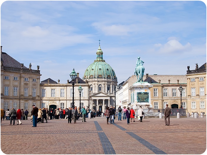 พระราชวังอมาเลียนบอร์ก (Amalienborg Palace)