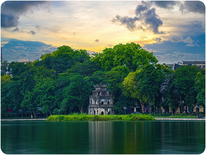ทะเลสาบคืนดาบ (Hoan Kiem Lake)
