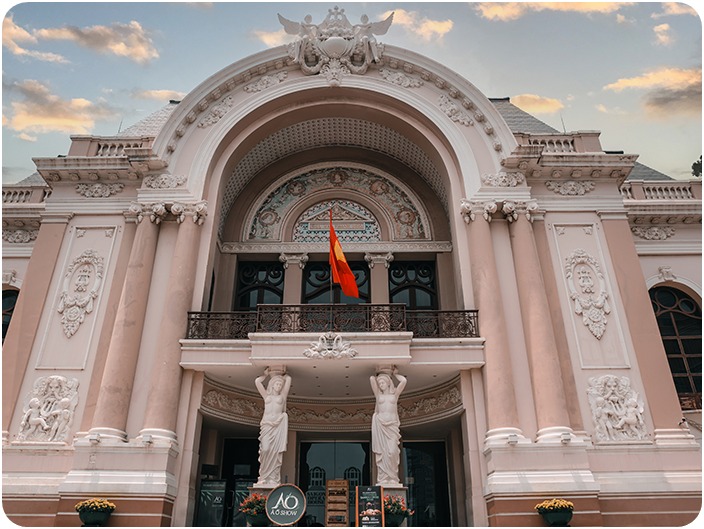 โรงละครโอเปร่าเฮาส์ (Saigon Opera House)